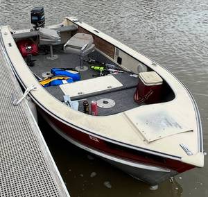 lot 2 image: 1985 16 Lund Boat With 1982 25HP Tiller Motor