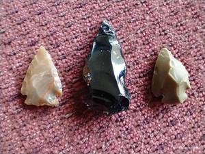 lot 279 image: (3) Arrowheads
