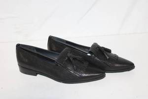 lot 28 image: Mens Size 8.5 Black Leather Loafers with Tassel Detail