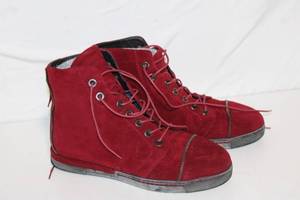 lot A-32 image: Pair of Red Suede High-Top Sneakers Size 8.5M