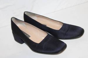lot 38 image: Pair of Womens Vero Cuoio Black Textured Low Heel Shoes Size 8.5M