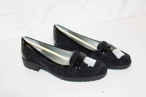 lot 39 image: Womens Black Loafers Size 8.5 Medium Width