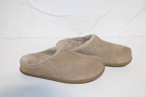 lot 40 image: Pair of Camel Suede Slippers with Fleece Lining, Size M