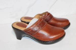 lot 42 image: Womens Size 9 Tan Leather Clogs by B.O.C