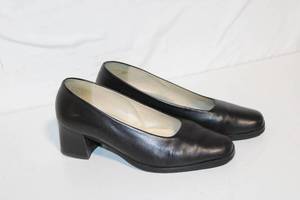 lot 44 image: Gently Used Womens Black Leather Shoes Size 8.5