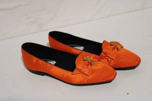 lot 47 image: Womens Orange Vintage Bow Loafers - Size 8.5