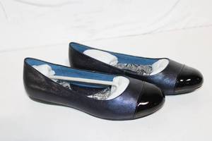 lot 64 image: Womens Dark BlueBlack Napa Leather Flats, Size 9 M