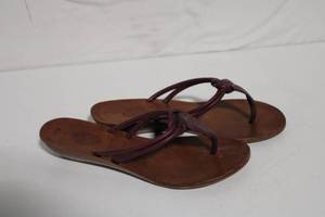 lot 70 image: Womens Genuine Leather Thong Sandals Size 9M