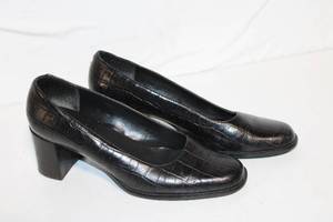 lot 77 image: Womens AeroSoles Crocodile Pattern Black Heels - Size 8.5M