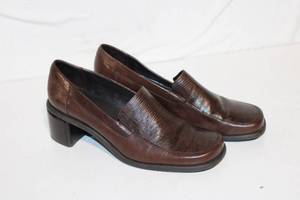 lot 79 image: Pair of Brown Leather Loafers with Low Heel