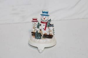 lot 88 image: Snowman Family Holiday Decor Figurine