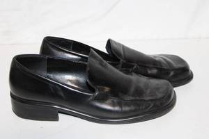 lot 110 image: Pair of Mens Black Leather Loafers