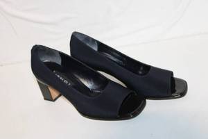 lot 118 image: Ivan Eli Womens Peep Toe Pumps Black Size 8.5 M