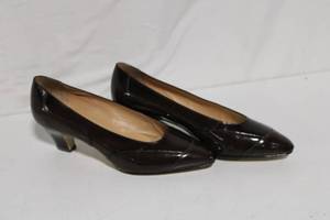 lot 121 image: Pair of Etienne Aigner Leather Pumps Size 8 12 M