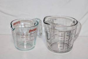 lot 147 image: Set of 2 Glass Measuring Cups - Pyrex and Anchor Hocking