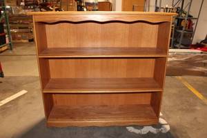 lot 174 image: Oak Veneer Bookshelf with Three Shelves