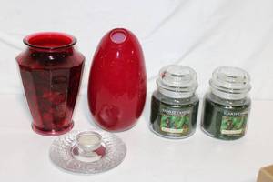 lot 186 image: Decorative Set Red Vases and Yankee Candle Collection