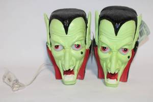 lot 198 image: Set of 2 Vintage Dracula Light-Up Halloween Wall Decorations