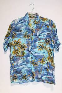 lot 215 image: Mens Tropical Short Sleeve Button-Up Shirt
