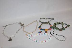 lot 439 image: Assorted Collection of 7 Beaded Necklaces