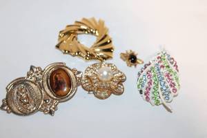 lot 443 image: Set of 5 Assorted Vintage Brooches with Unique Designs