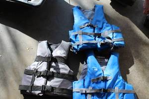 lot 7 image: Set of 4 Life Vests Including Bass Pro Shops, Livery Sport in Various Sizes