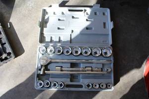 lot 25 image: Mechanics Tool Set with 14 Sockets Case