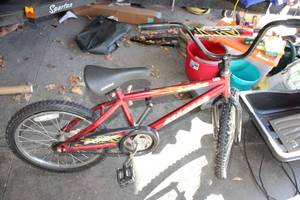 lot 46 image: Magna Imposter Childrens BMX Bike