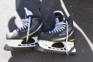 lot 55 image: Bauer Supreme Ice Hockey Skates Size US 9.5 EU 43