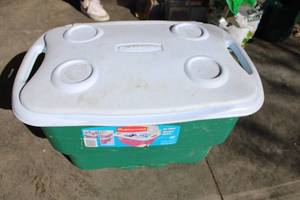 lot 62 image: Rubbermaid Ice Chest Cooler with Lid