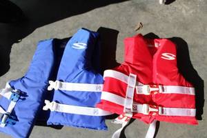 lot 66 image: Set of 2 Stearns Life Vests for Youth and Child