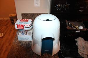 lot 74 image: Sunbeam Snow Cone Machine with Cups & Straws