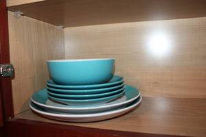 lot 80 image: Set of 6 Turquoise Dinner Plates & Bowls - Dishwasher Safe