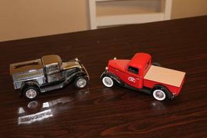 lot 98 image: Set of 2 Collectible Die-Cast Model Trucks