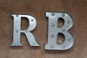 lot 119 image: Set of 2 Vintage Metal Decorative Letters B and R