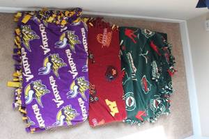 lot 121 image: Set of 3 NFL and College Team-Themed Fleece Blankets