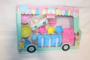 lot 9 image: Ice Cream Truck Play Set with Accessories for Kids 6