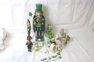 lot 49 image: St. Patricks Day Figurine and Accessory Collection