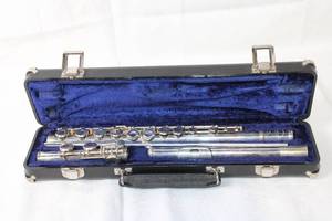 lot 72 image: Armstrong Flute with Case