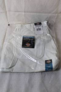 lot 73 image: Dickies Utility Short Relaxed Fit 11 Inseam Size 34 in Original Packaging