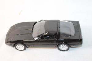 lot 85 image: 124 Scale Diecast Black Chevrolet Corvette Model Car