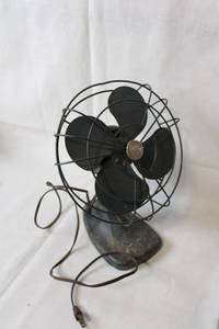 lot 194 image: Vintage Metal Desk Fan with Adjustable Tilt