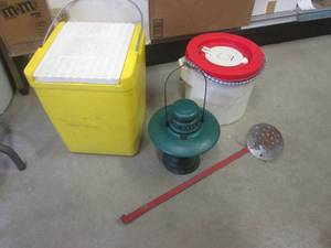 (EW7) Vintage Cooler, Bait Bucket, ...