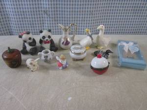 (EC1) Assorted Small Collector Figu...