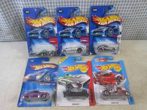 (EC1) Assorted Hot Wheels in Packag...