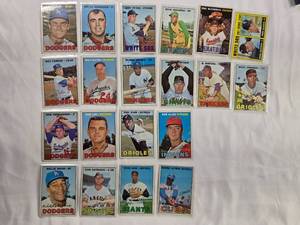 lot 208 image: Lot of 20 Vintage Topps Baseball Cards from 1967