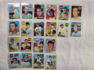 lot 228 image: Lot of 20 Vintage Topps Baseball Cards from 1969