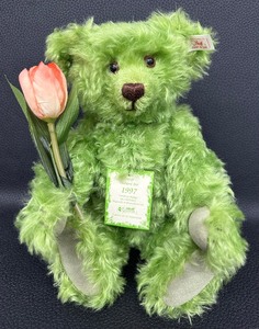 lot 70 image: Steiff Holland Mohair Bear with Tulips - 1997 #011511847 - 13 tall