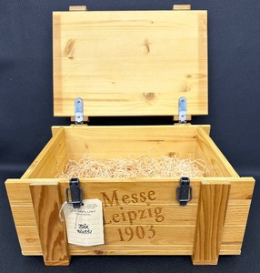 lot 113 image: Steiff - Wooden CrateBox for Messe Leipzig - 1903 Bear - BEAR NOT INCLUDED