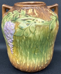 lot 56 image: Vintage Roseville Pottery Wisteria Tan 1933 Vase - 634-7